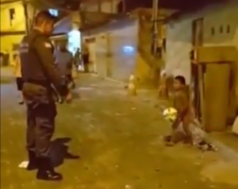 Garoto ganhou bola de policial militar (Foto: Reprodução / vídeo Polícia Militar)
