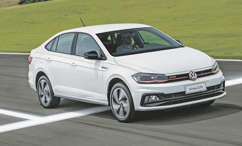 Por fora, o Virtus GTS traz para-choques com diferentes aberturas, rodas de liga leve de 17”, o nome da versão na carroceria e na grade, além de detalhes na cor vermelha (Foto: Assessoria Volkswagen)