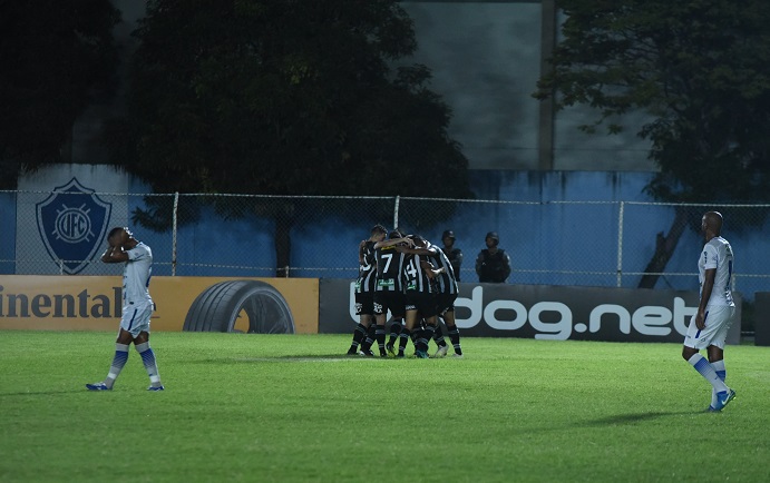 Jogadores do Figueirense comemoram o gol da classificação, marcado nos acréscimos do segundo tempo (Foto: Beto Morais/A Tribuna )