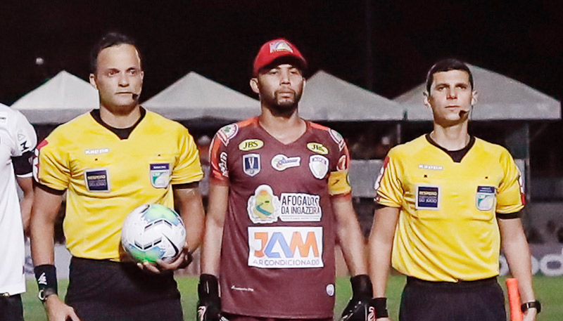 Wallef, entre o trio de arbitragem (Foto: Bruno Cantini / Agência Galo / Atlético)