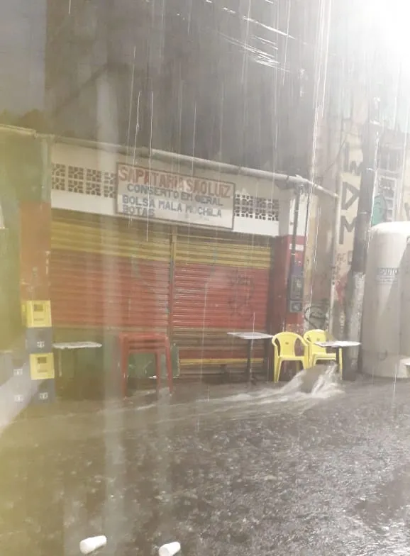 Imagem ilustrativa da imagem Chuvas fortes atingem a Grande Vitória e deixam ruas alagadas