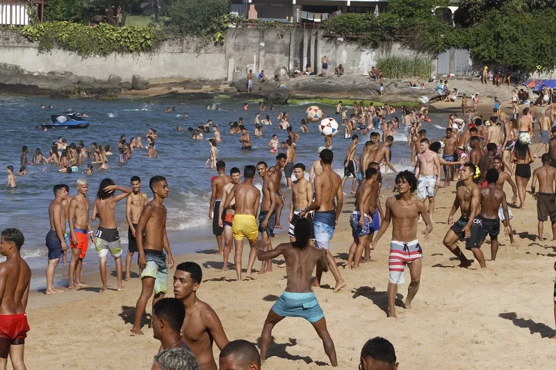 Frequentadores da Praia da Esquerda, na Ilha do Boi, em Vitória, jogando altinha.