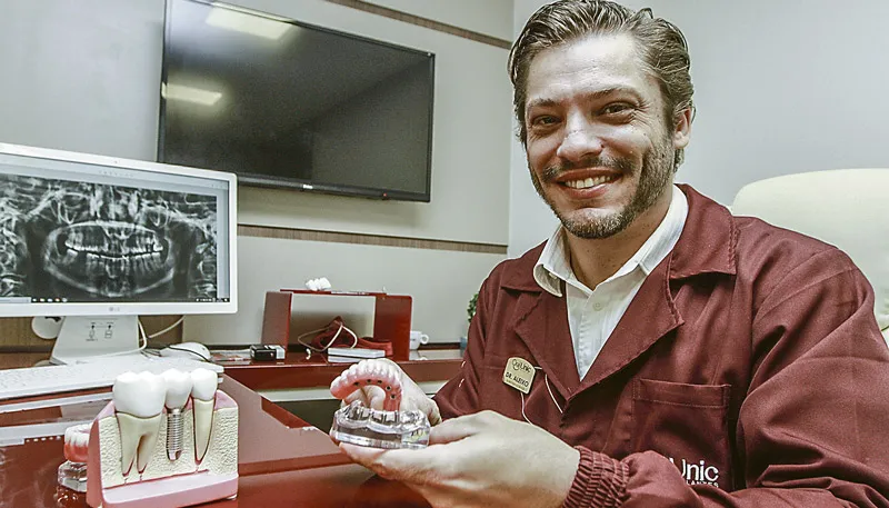 Imagem ilustrativa da imagem Implante dentário fica mais barato e atrai 20 mil por ano a consultórios