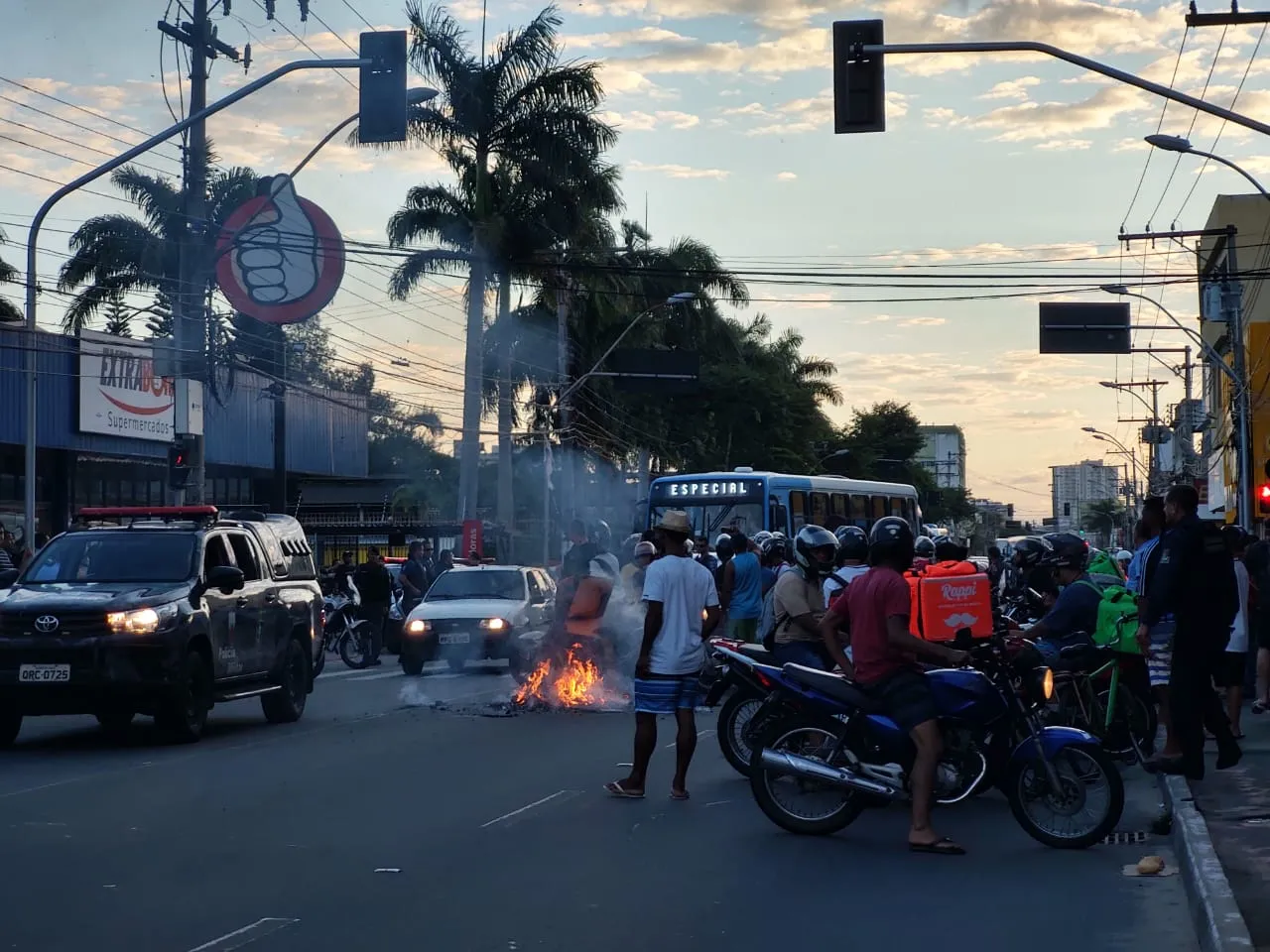 Imagem ilustrativa da imagem Motoboys fazem protesto após entregador de pizza ser esfaqueado