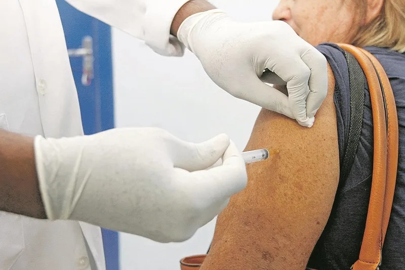 Imagem ilustrativa da imagem Vacinação contra gripe começa com filas e aglomeração na Grande Vitória