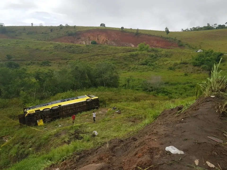 Imagem ilustrativa da imagem Ônibus capota e mata duas pessoas na BR 101
