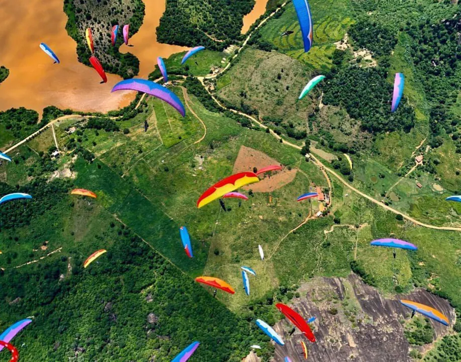 Imagem ilustrativa da imagem Em Baixo Guandu, Brasil conquista título Pan-Americano de Parapente