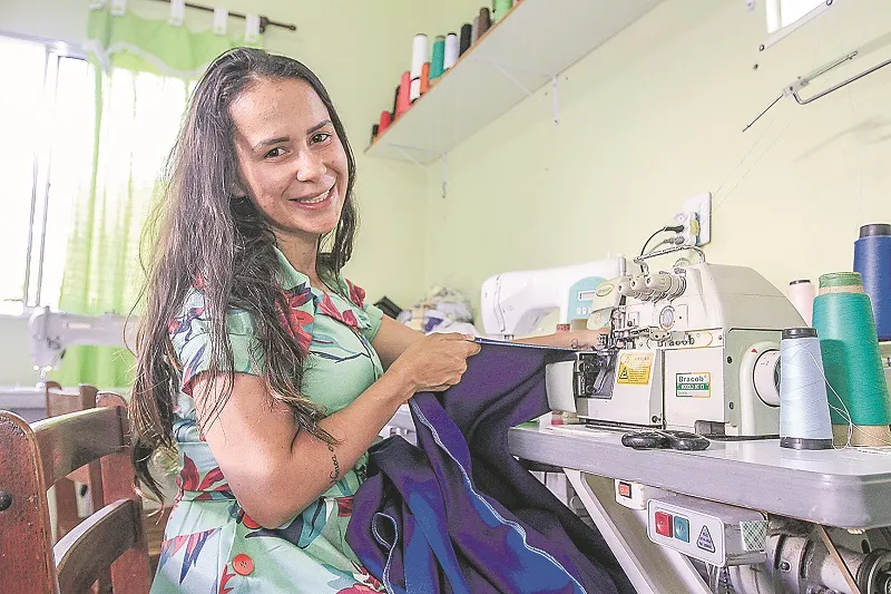 Imagem ilustrativa da imagem Ex-garota de programa recebe elogios e pedidos de confecção de roupas após reportagem