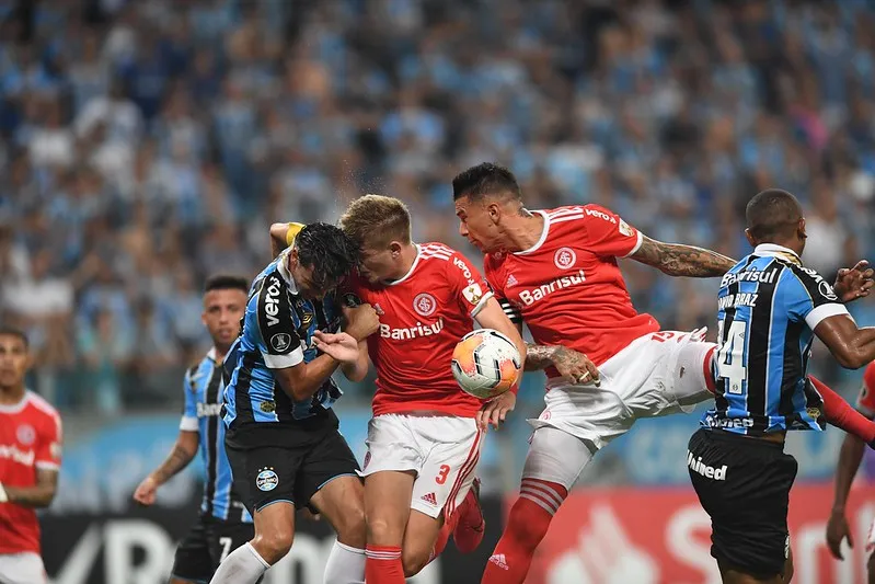 Imagem ilustrativa da imagem Gre-Nal da Libertadores termina sem gols e com oito expulsos no final