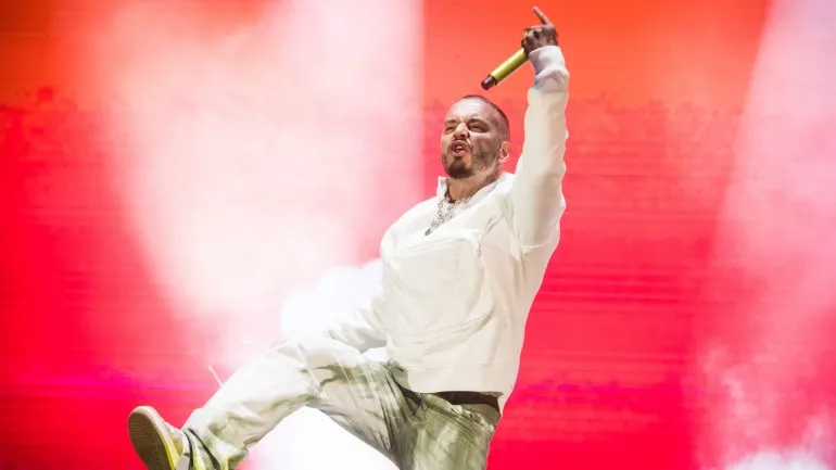 Imagem ilustrativa da imagem J Balvin lançou o álbum “Colores” e mais um videoclipe para a música “Amarillo”