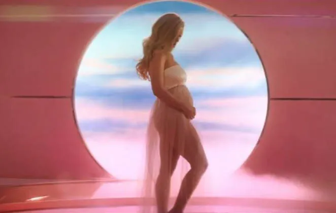 Imagem ilustrativa da imagem 'Baby in coming...' Katy Perry anuncia gravidez no clipe de “Never Worn White”