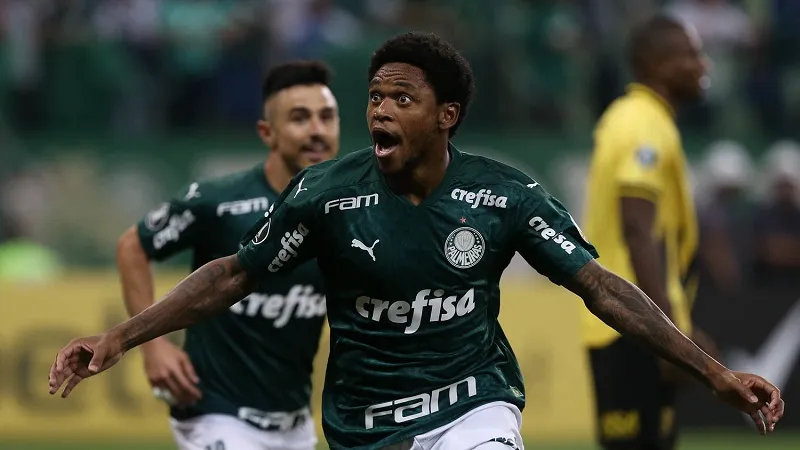 Imagem ilustrativa da imagem Luiz Adriano sai de casa após teste positivo de Covid e recebe multa do Palmeiras