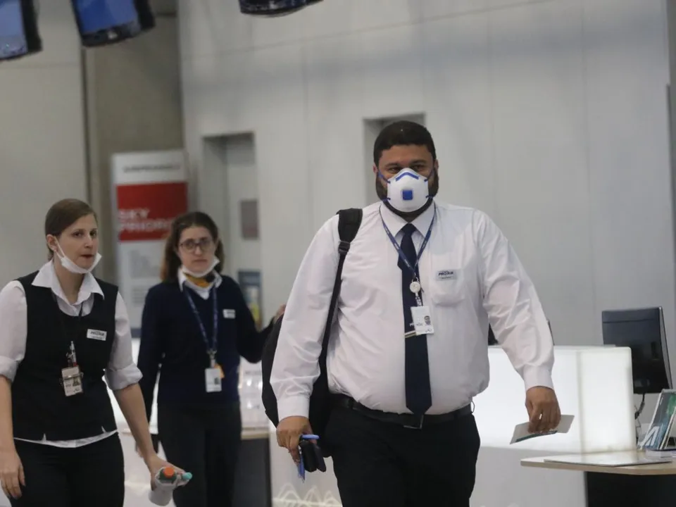 Imagem ilustrativa da imagem Companhias aéreas são as primeiras a cortar jornada e salário por conta do coronavírus