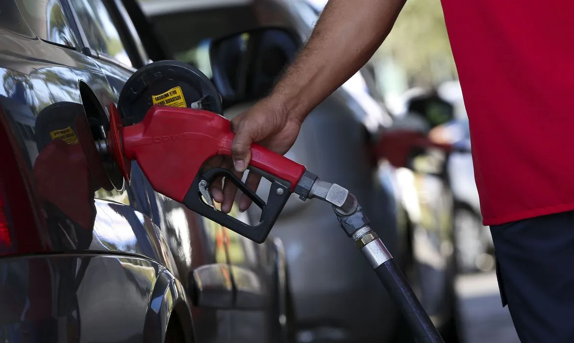 Imagem ilustrativa da imagem Petrobras faz novo corte no preço da gasolina, o nono do ano