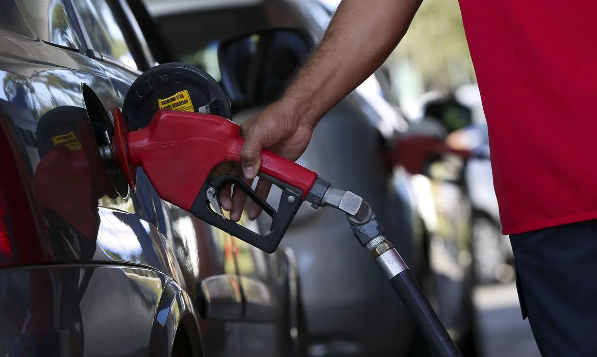 Imagem ilustrativa da imagem Motoristas lotam postos e gasolina aumenta da noite para o dia
