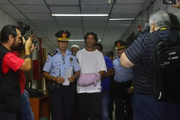 Imagem ilustrativa da imagem Prisão em que Ronaldinho está limita visitas para combater coronavírus