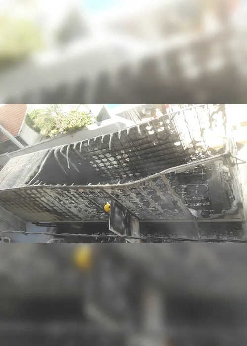 Imagem ilustrativa da imagem Vídeo | Caminhão pega fogo no centro de Colatina