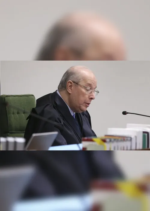 Imagem ilustrativa da imagem Celso de Mello rejeita pedido de apreensão de celular de Bolsonaro