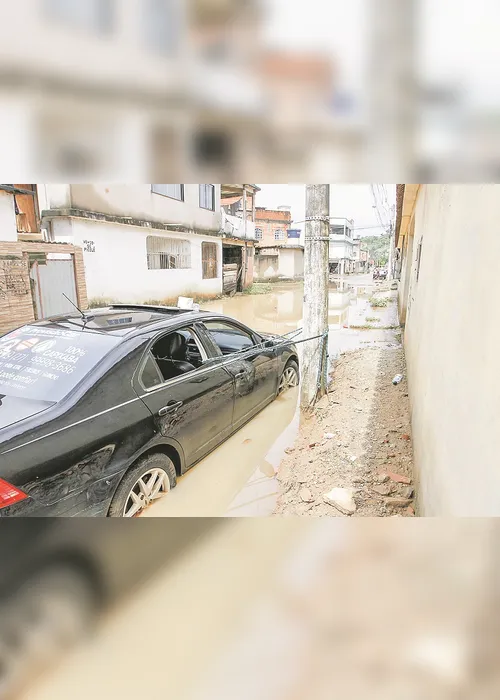 
          Imagem ilustrativa da imagem Chuva causa destruição e moradores criticam abandono
          