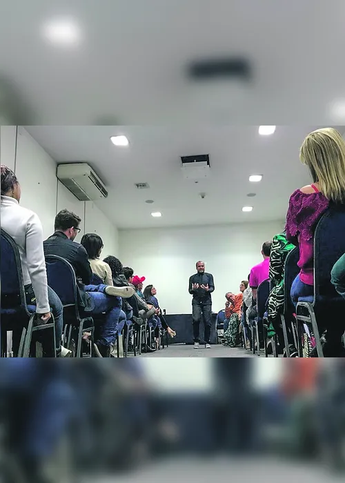 Imagem ilustrativa da imagem Ex-engraxate ganha fama com palestras pelo mundo