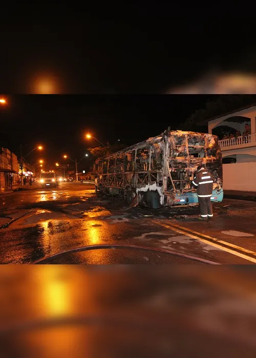 Imagem ilustrativa da imagem Ônibus é incendiado, após PM impedir assalto e matar suspeito em Vila Velha