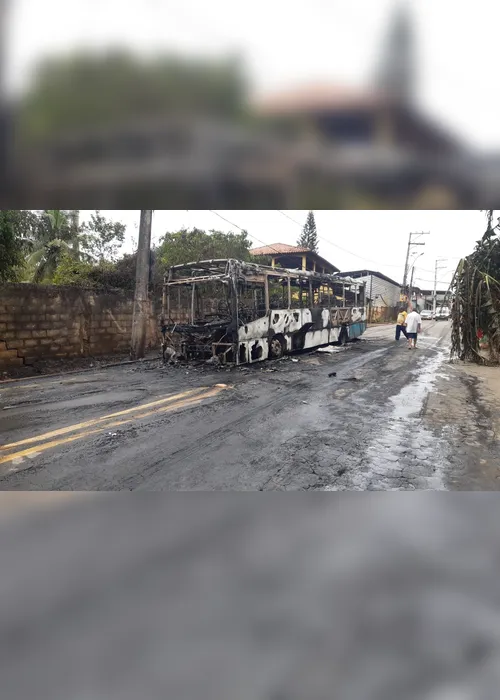 Imagem ilustrativa da imagem VÍDEO | Ônibus pega fogo em Cariacica