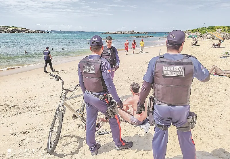 Guardas municipais orientam banhista na Praia da Costa sobre a medida  para conter o avanço do coronavírus