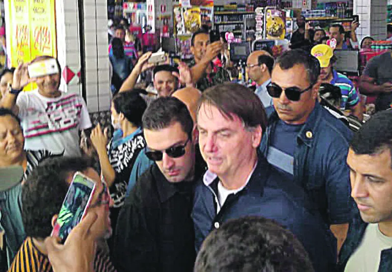 Bolsonaro visitou feira e lojas em geral. Aglomerações se formaram com pessoas tirando fotos do Presidente