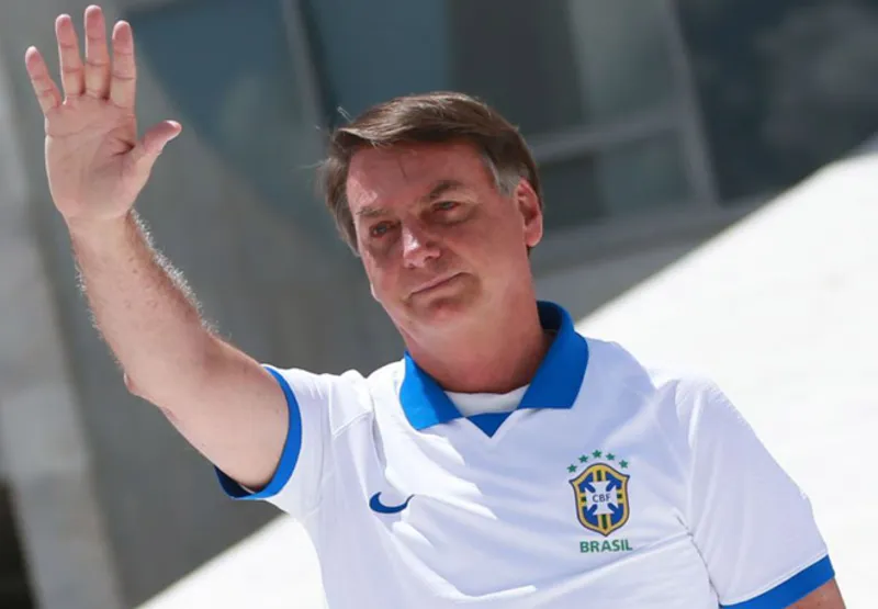 Bolsonaro cumprimenta o público em frente ao Palácio do Planalto