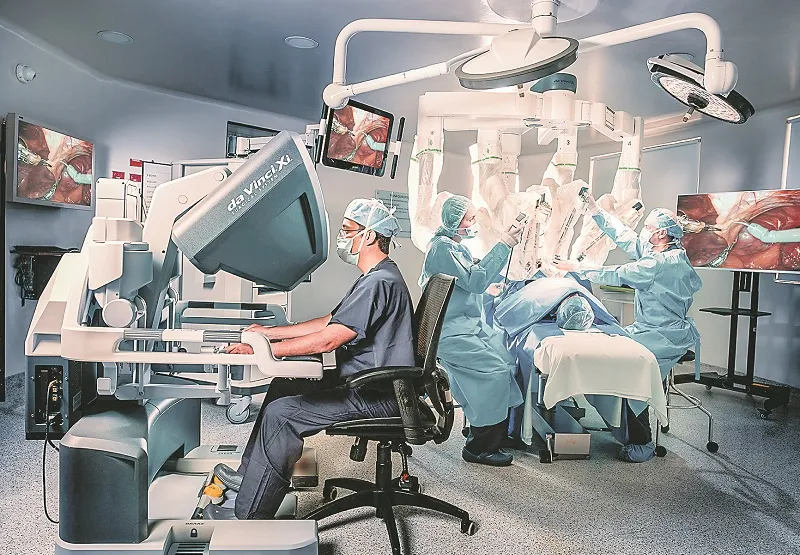 Médico fica distante do paciente durante cirurgia robótica com Da Vinci Xi