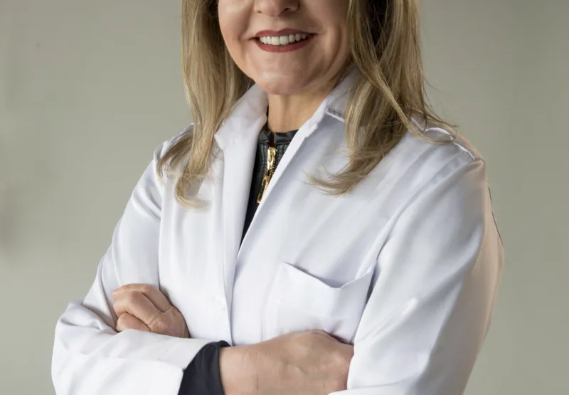 Dermatologista Karina Mazzini