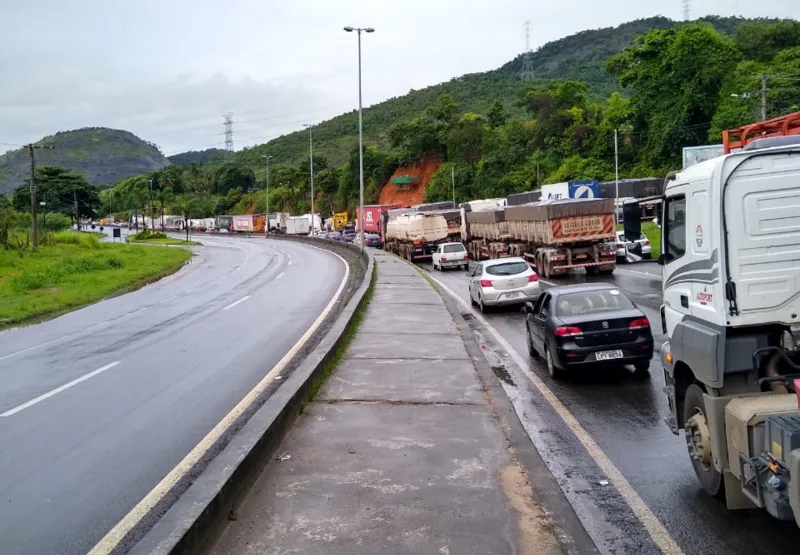 Trânsito congestionado no bairro Ribeira, em Viana