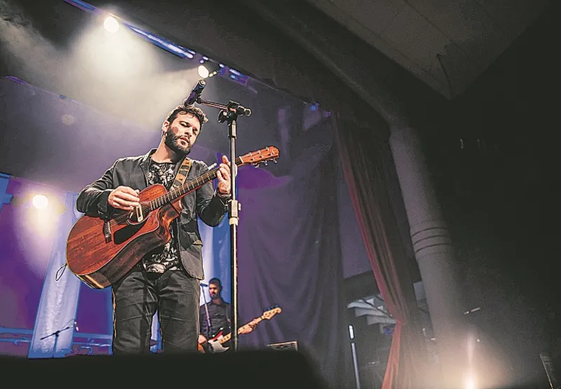 “Vou tocar clássicos do rock e do blues”, diz Felipe Azevedo, vocalista da Like a Boss.