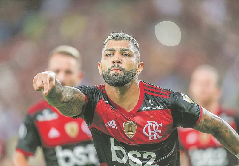 O atacante Gabigol  faz pose ao comemorar o seu gol, o segundo do Flamengo na vitória sobre o Barcelona de Guayaquil dentro do Maracanã.