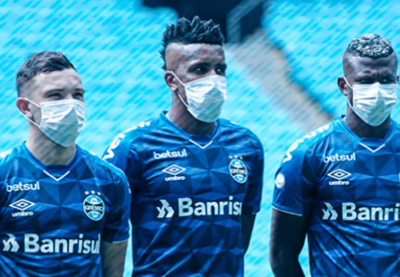 Thiago Neves e Cortez utilizaram máscara como protesto antes da partida