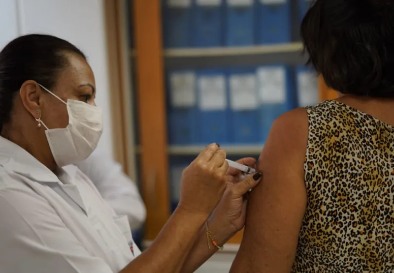 Idosa recebe a vacina contra a gripe, em Vitória