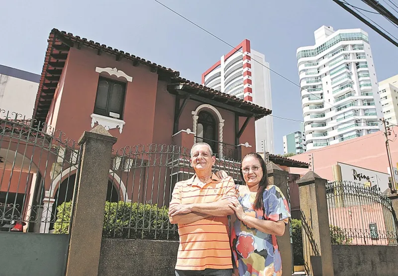 Marcus e  Glaucia  moram numa das últimas casas da rua Aleixo Netto, na Praia do Canto, e não pretendem vender tão cedo o imóvel localizado na capital.