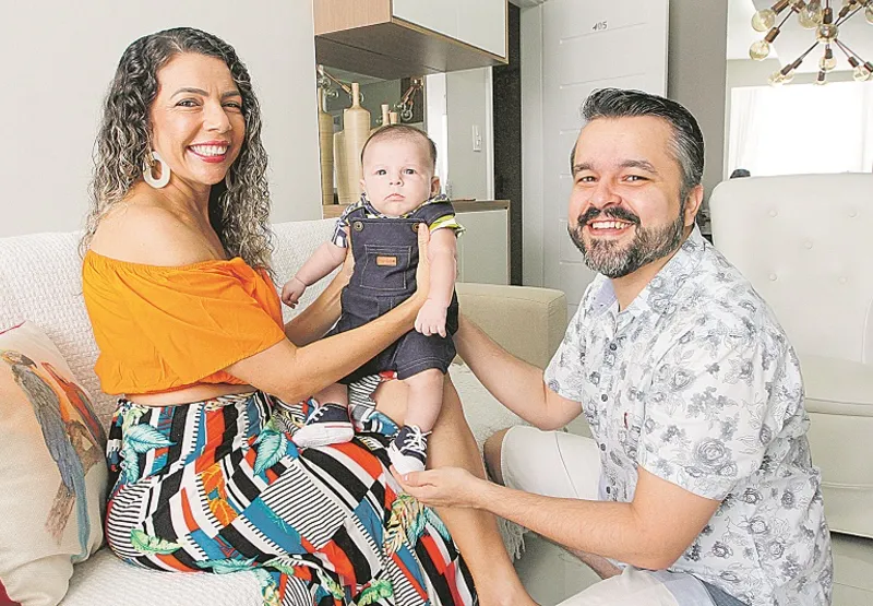 Maria Rosângela e Kayan com o pequeno Théo: família unida após encontrar apoio na fé para superar o sofrimento causado por um aborto espontâneo.