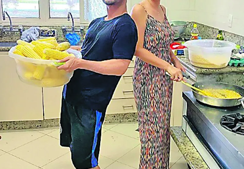 Michelle Bolsonaro e o amigo, o maquiador Agustin Fernandez, fizeram pamonhas no sábado na Granja do Torto, uma das residências oficiais da Presidência.