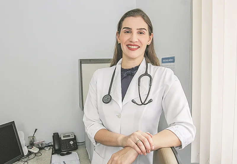 A imunologista Milena Piana alerta que a suspensão dos medicamentos só deve ser feita sob indicação do médico que acompanha 
o tratamento