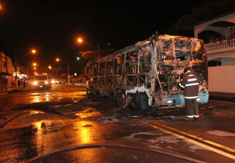 Ônibus foi totalmente destruído