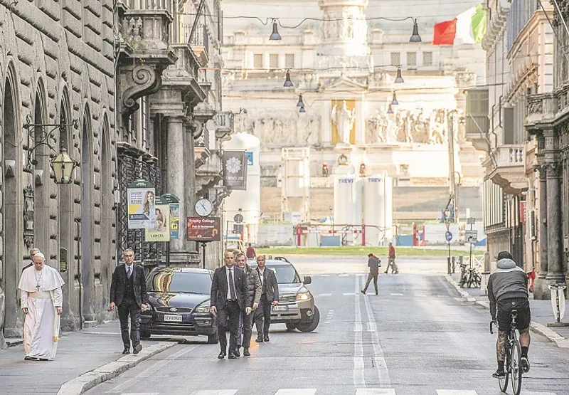 Papa caminhou pelas ruas de Roma e rezou pelo fim da pandemia