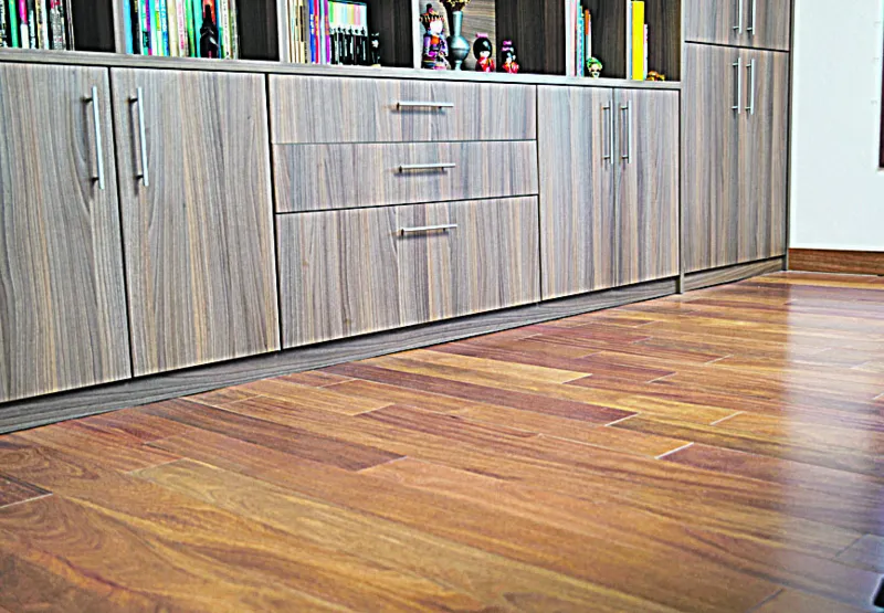 O piso pronto de madeira é um produto natural, ou seja, cada peça tem cores, tonalidades e veios únicos
