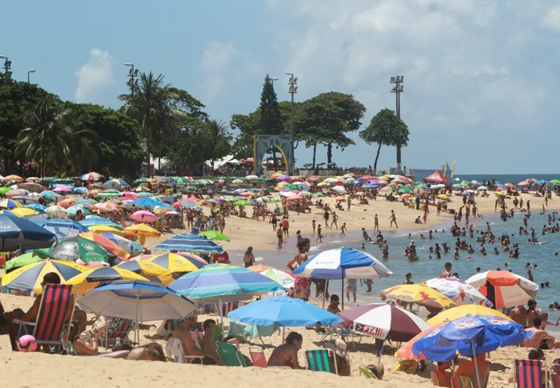Apesar das recomendações de combate ao coronavírus, capixabas lotam Praia da Costa, em Vila Velha