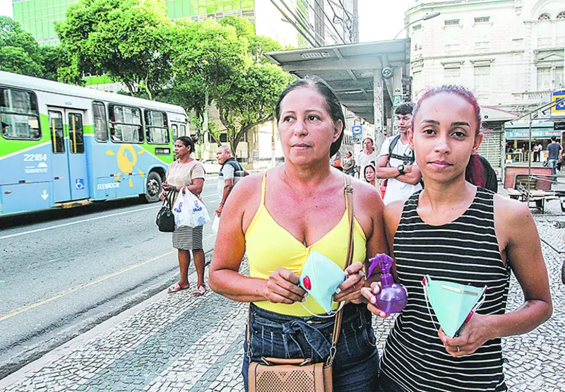Raquel Dias e Jucineia Dias não saem de casa sem máscara e álcool em gel.