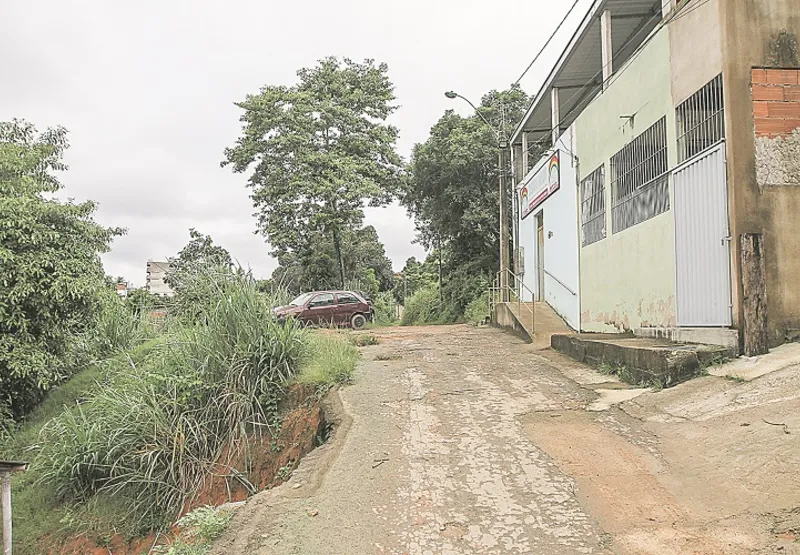Rua Mel de Abelha não tem esgoto, asfalto e caminhão não sobe