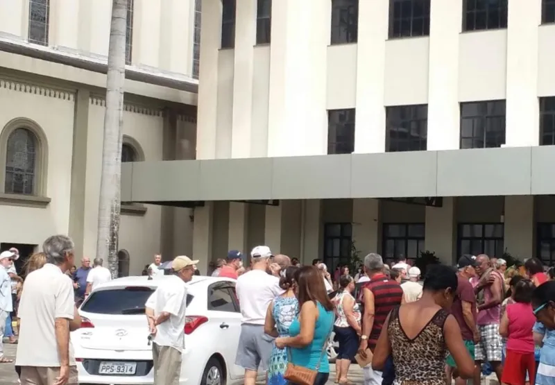 Leitores registram aglomeração durante vacinação no Santurário do centro de Vila Velha.