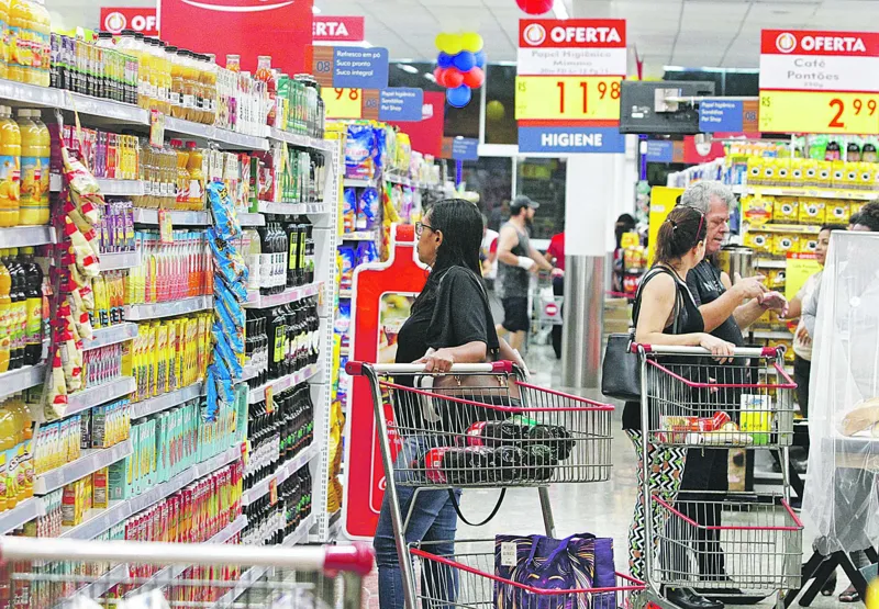 Clientes em supermercado:  medidas estão sendo adotadas para evitar aglomeração por causa do coronavírus
