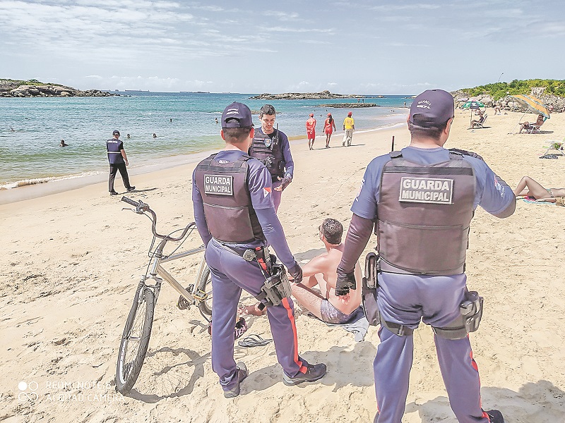 Guardas municipais orientam banhista na Praia da Costa sobre a medida para conter o avanço do coronavírus (Foto: Fabrício Lima / Semcom-PMVV)