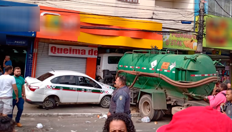 Caminhão invadiu uma loja de vestuário (Foto: Compartilhada Via WhatsApp)